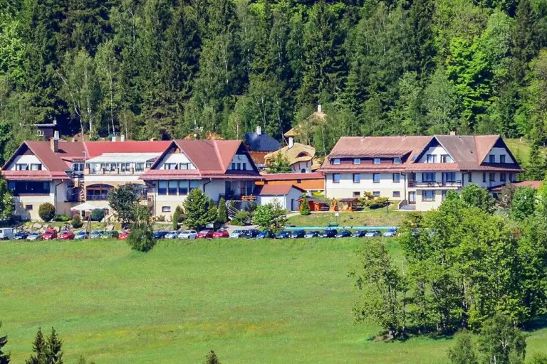 Hotel Podlesí a Pohádková vesnička