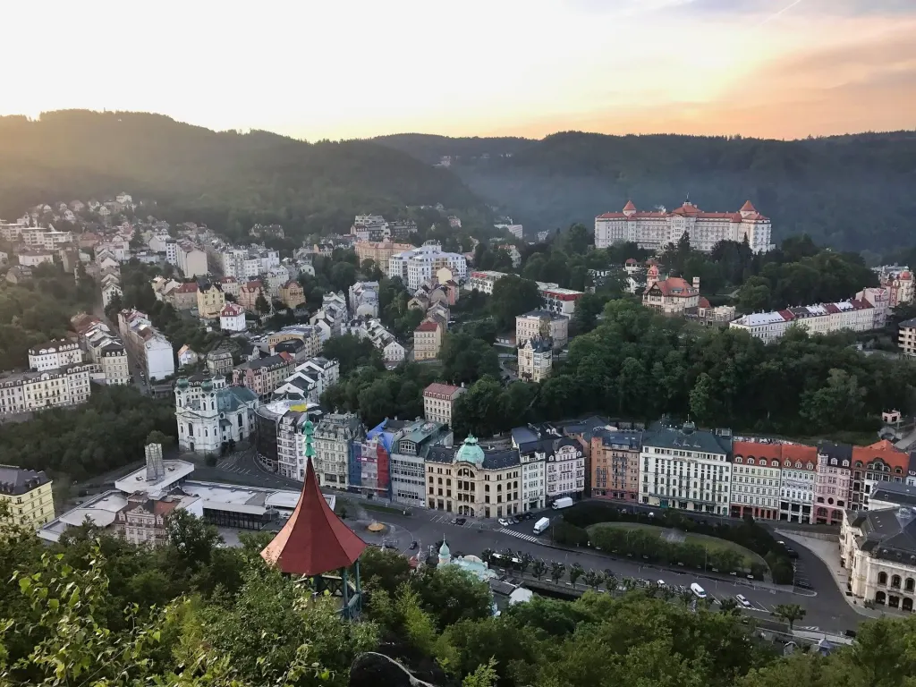 Rozhlédněte se po okolí Karlových Varů z výšky