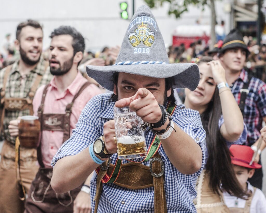 Na největším pivním festivalu se načepují miliony litrů piva. Jak vypadá německý Oktoberfest?