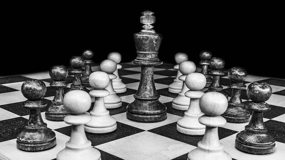 Šachy – královská hra, jejímž základem je strategie