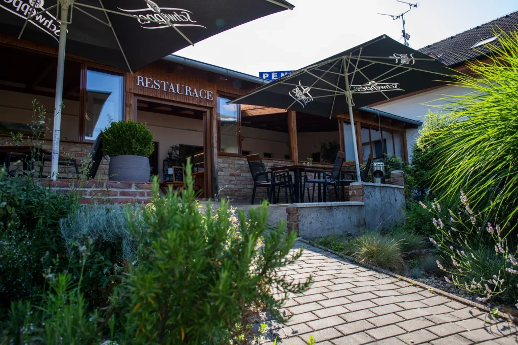 Amenity Guesthouse Horní Věstonice – Restaurant terrace with parasols