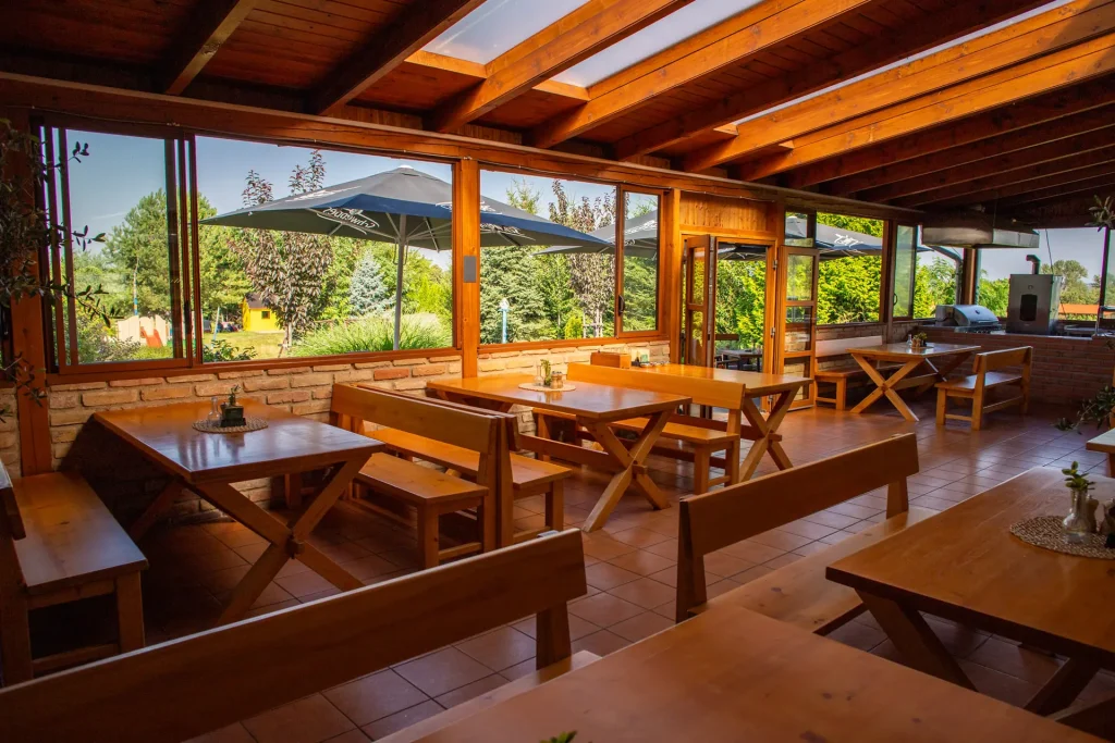 Amenity Guesthouse Horní Věstonice – Restaurant winter garden overlooking the garden