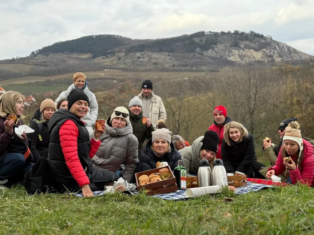 Amenity Penzion Horní Věstonice – Firemní skupina na pikniku v sadu pod Pálavskými vrchy
