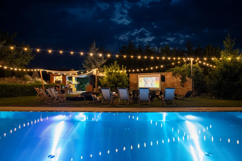 Amenity Penzion Horní Věstonice – Večerní letní kino u bazénu