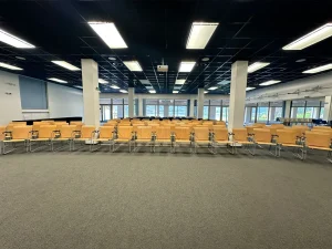 Hlavní sál s denním světlem v divadelním uspořádání