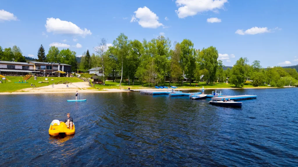 Amenity Hotel & Resort Lipno – Pláž s loďkami a šlapadly přímo u resortu