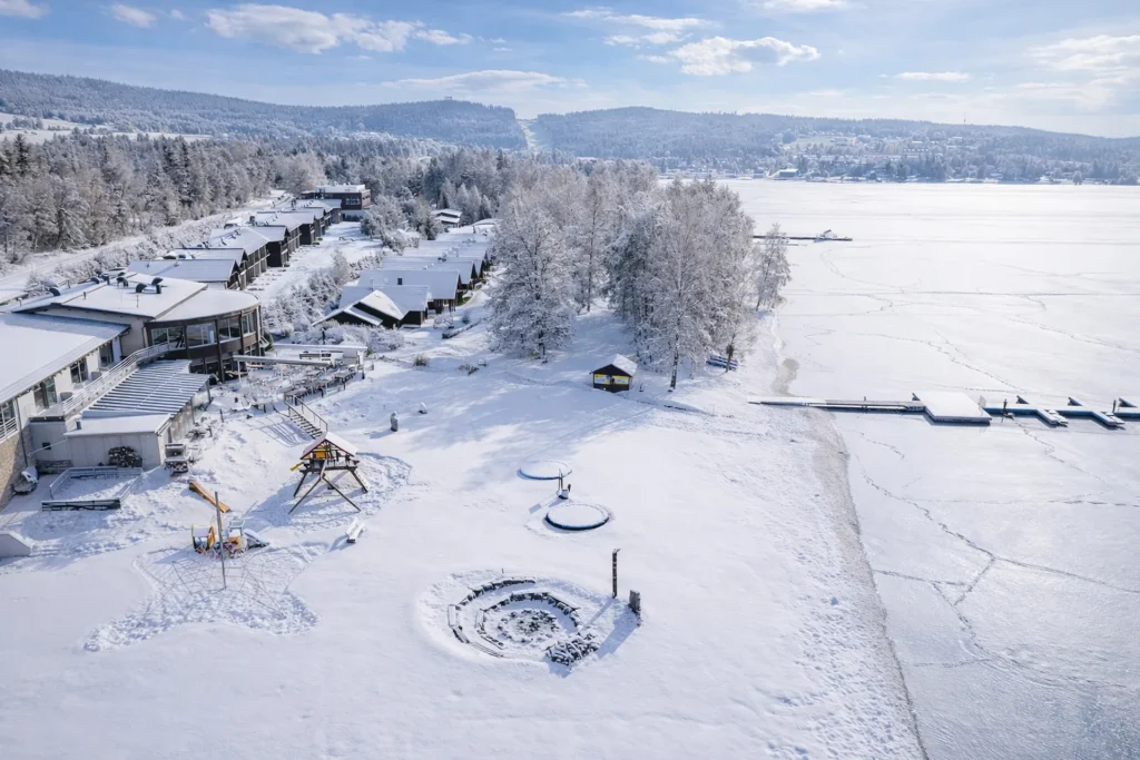 Amenity Hotel & Resort Lipno – Resort grounds and the frozen lake in winter
