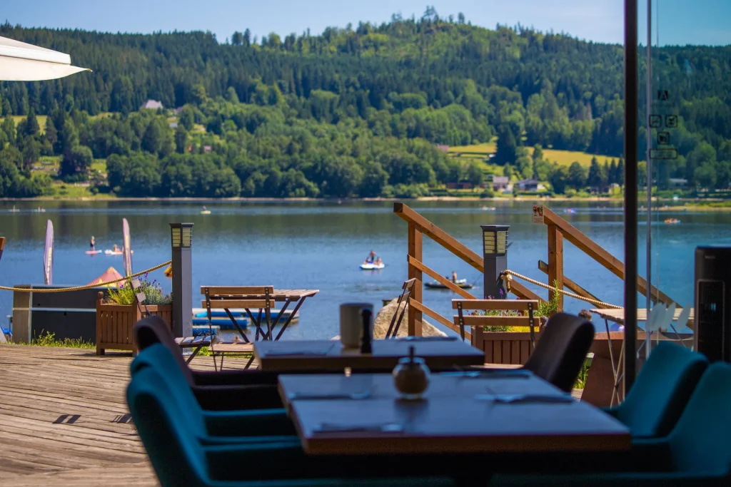 Amenity Hotel & Resort Lipno – Restaurant terrace overlooking the lake