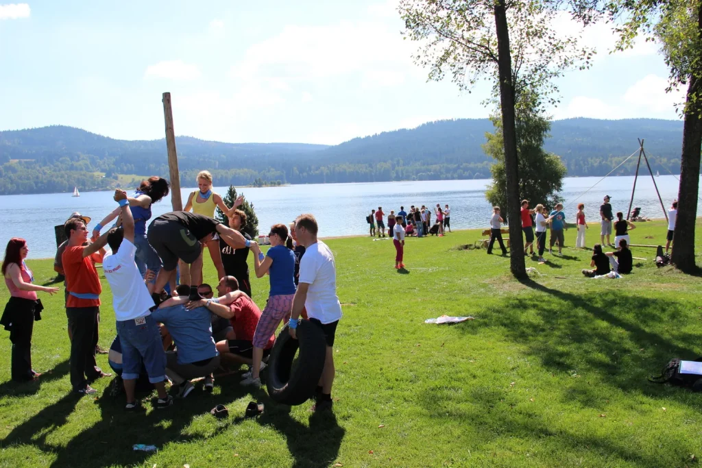 Amenity Hotel & Resort Lipno – Team activity on the lawn by the lake