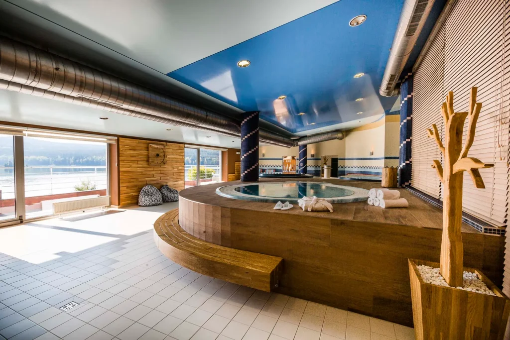 Amenity Hotel & Resort Lipno – Vířivka ve wellness s výhledem na přehradu
