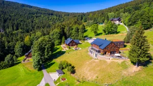 Hotel a apartmány uprostřed luk a lesa z výšky