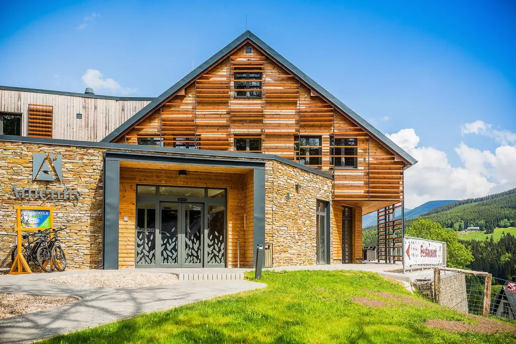 Amenity Hotel & Resort Špindlerův Mlýn – Hotel entrance with a wooden facade