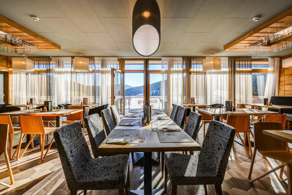 Amenity Hotel & Resort Špindlerův Mlýn – Interiér restaurace s výhledem do údolí