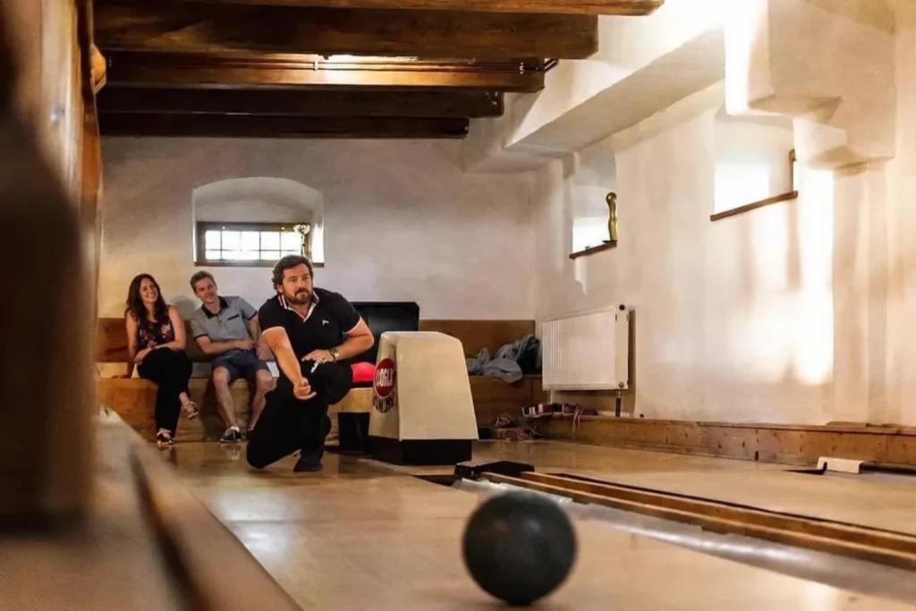 Dvůr Pecínov – Guests playing bowling