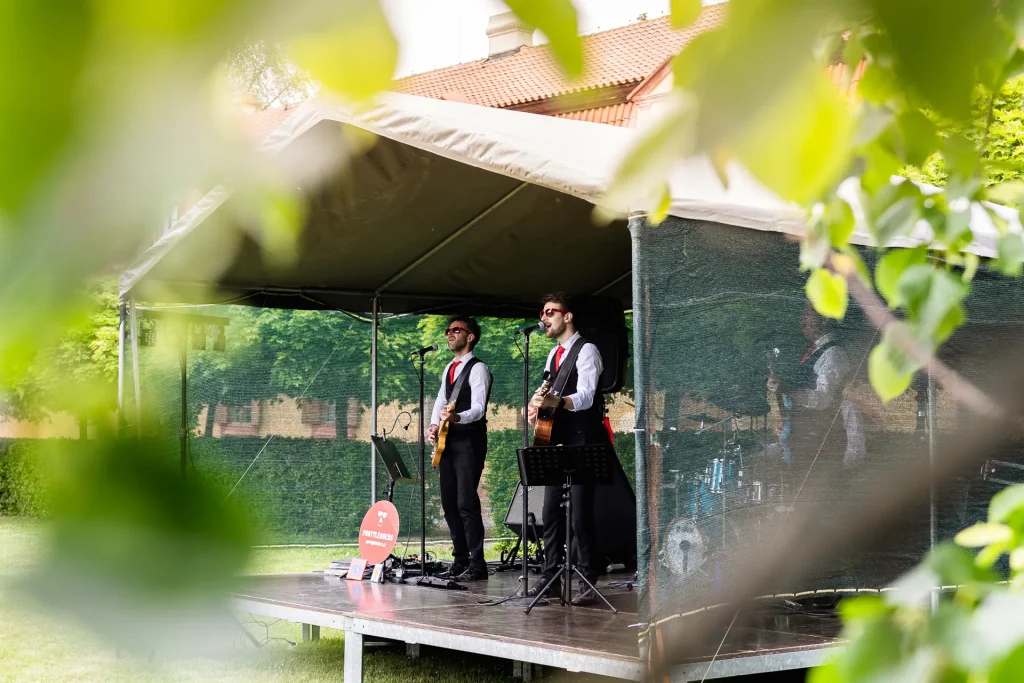 Dvůr Pecínov – Venkovní pódium s živou hudbou v zahradě