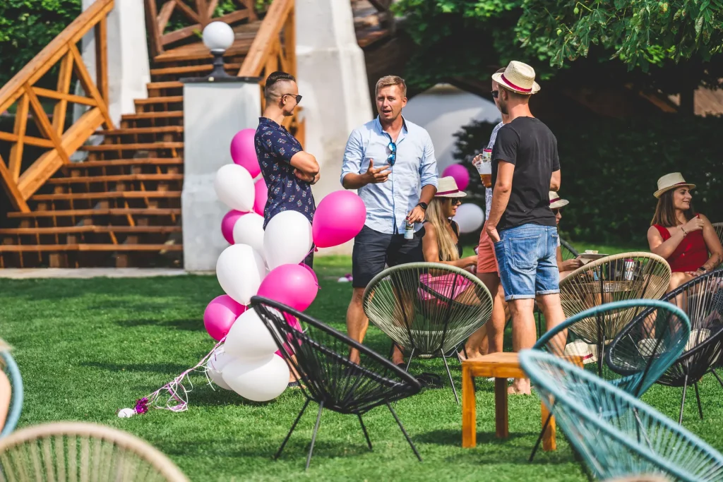 Dvůr Pecínov – Setkání týmu na trávníku v zahradě