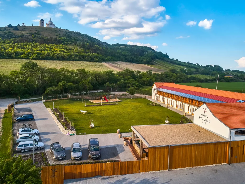 Hotel Ryzlink Mikulov – Areál se zahradou a výhledem na Svatý kopeček
