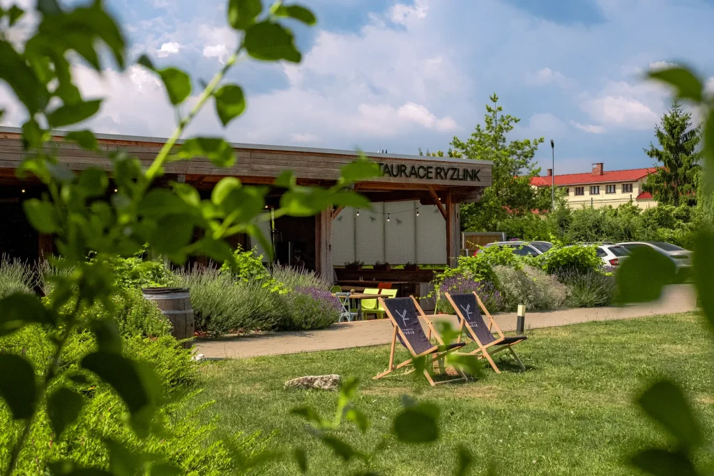 Hotel Ryzlink Mikulov – Restaurace se zahradou a lehátky