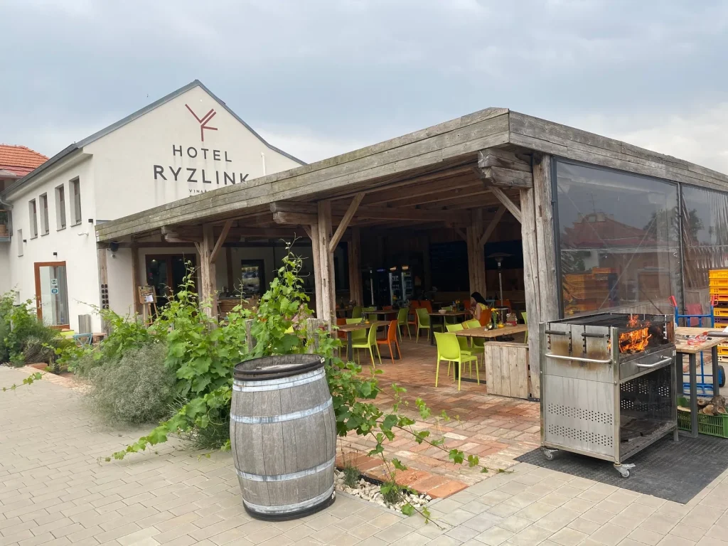 Hotel Ryzlink Mikulov – Vstup do hotelu s terasou a grilem