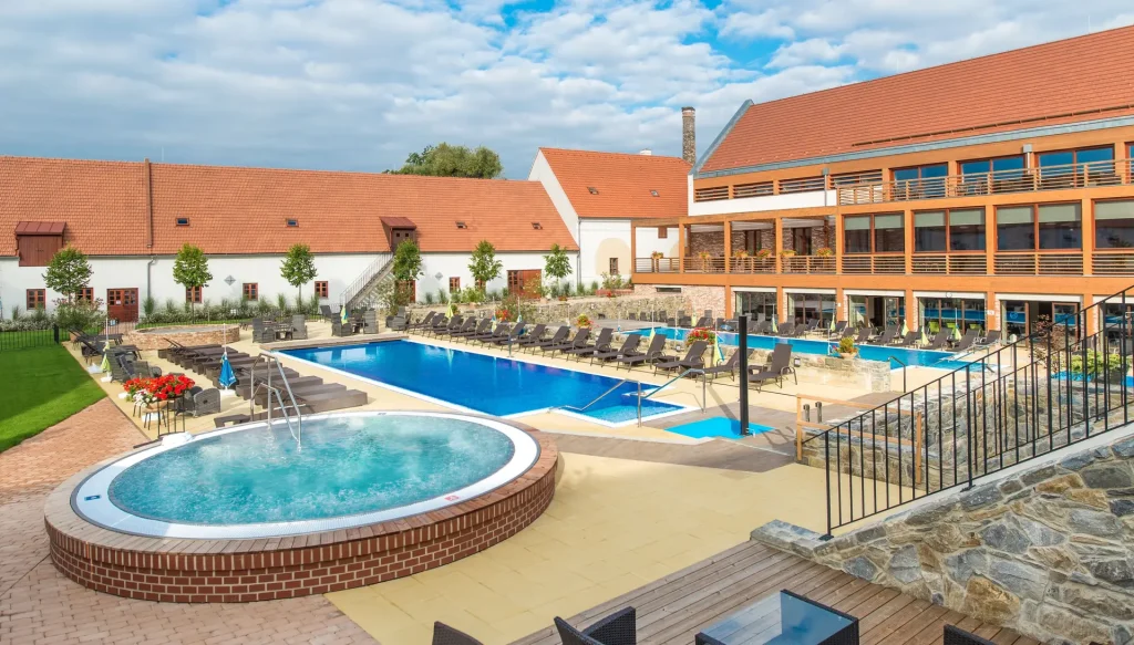 Hotel Chateau Valeč – Outdoor pools and a hot tub in the hotel courtyard