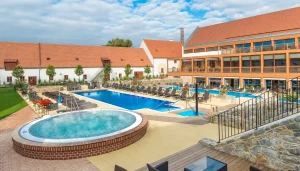Venkovní bazény a vířivka na nádvoří hotelu