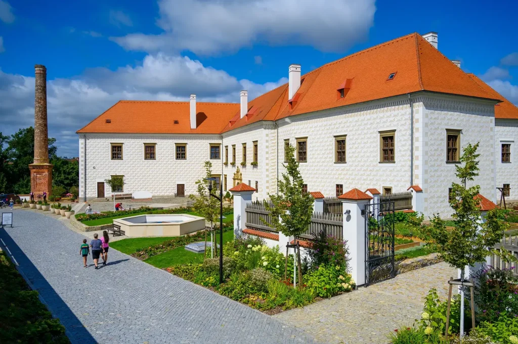 Hotel Zámek Valeč – Renesanční zámek s psaníčkovými fasádami a upravenou zahradou