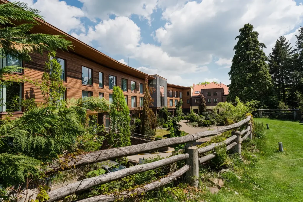 Hotel Zochova chata Modra – Hotelové křídlo se zahradou a lesem kolem