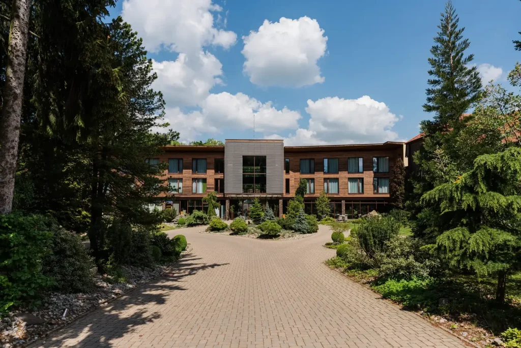Hotel Zochova chata Modra – Příjezd k hotelu lesem