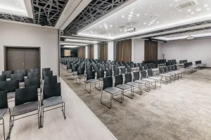 Konferenční sál připravený na firemní akci