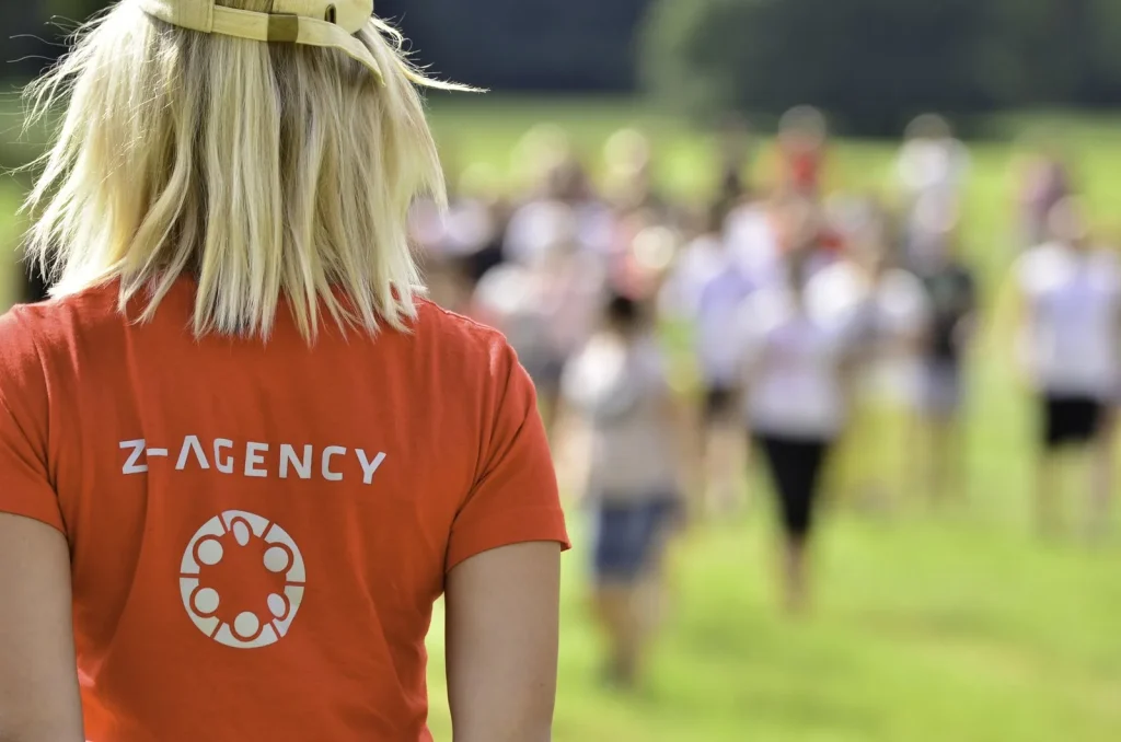 Instruktorka Z-AGENCY v týmovém tričku na firemní akci