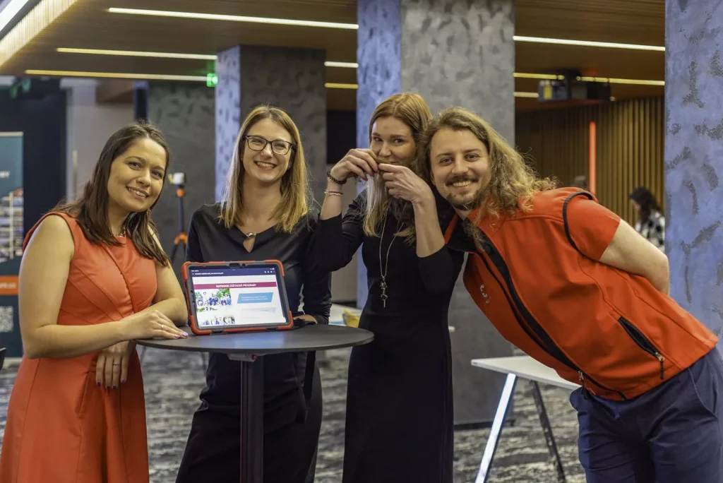 Instruktorský tým Z-AGENCY s tabletem v konferenčním sále